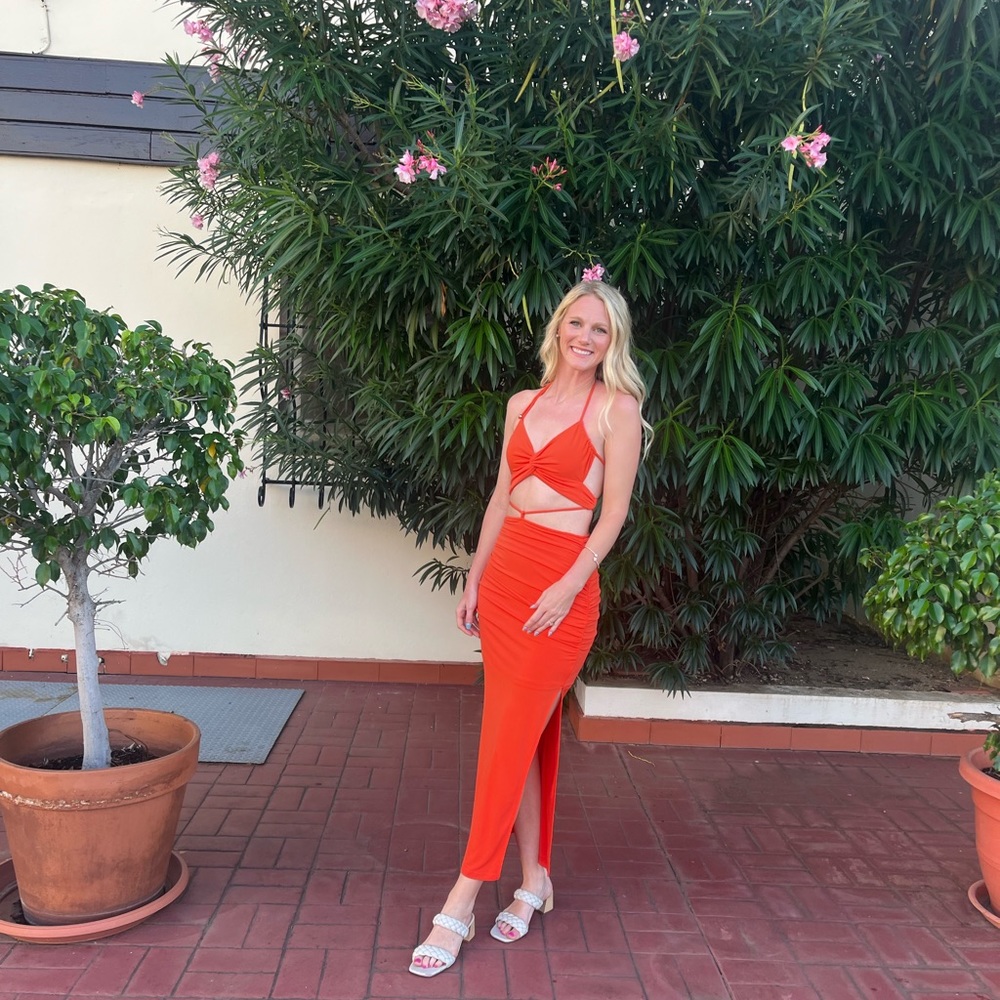 Selfie Leslie Sawyer Halterback Strappy
Back Ruched Midi Dress